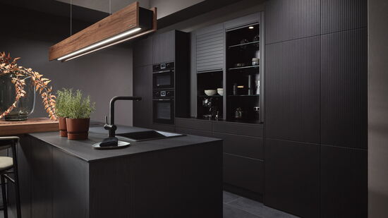 Küche mit dunklem Holz