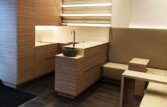 Massmöbel in Meetingraum