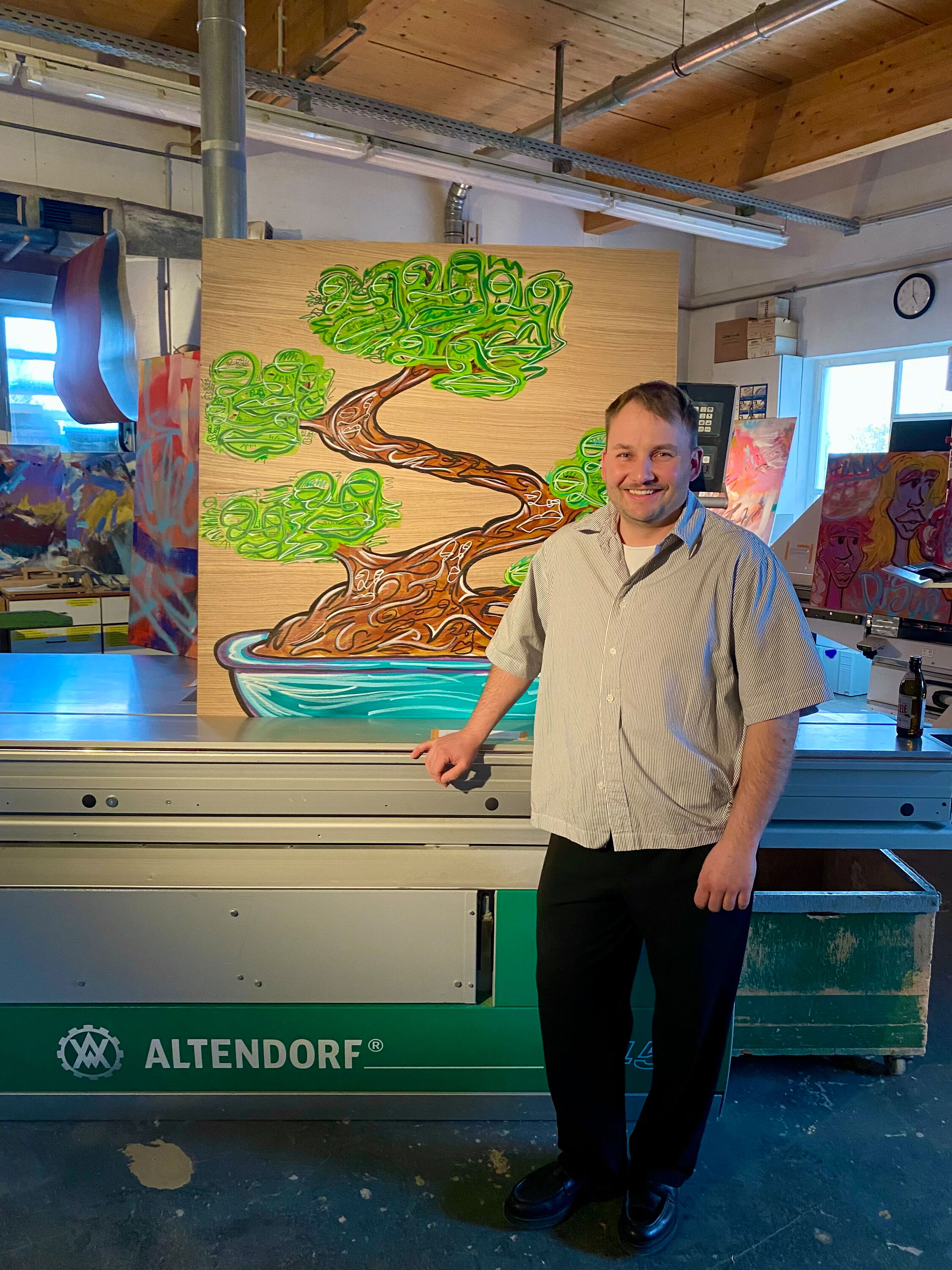 Geschäftsführer Louis Rebmann mit seinem Lieblingsbild der Vernissage.